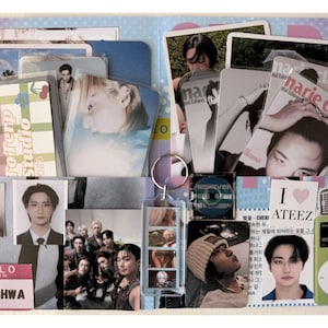 Puede incluir: Una colección de recuerdos de K-pop que incluye múltiples impresiones fotográficas de una persona, un llavero de acrílico transparente con tiras de fotos, un disco circular pequeño, un reproductor de música digital verde y una etiqueta con el nombre HELLO MY NAME IS SEONGHWA.