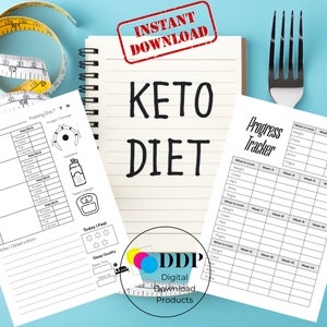 Op de afbeelding: Een Keto Dieet planner met een notitieboek, meetlint en vork op een blauwe achtergrond. Het notitieboek bevat de woorden "KETO DIET" en "INSTANT DOWNLOAD". Er zijn ook voortgangstrackers en een dagelijks voedingslogboek.