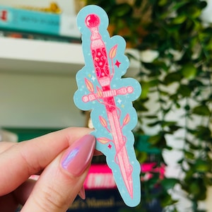 Holografische sticker dolk | Op leesgrage geïnspireerde vinylsticker voor lezer | Fantasie | Dark Academia