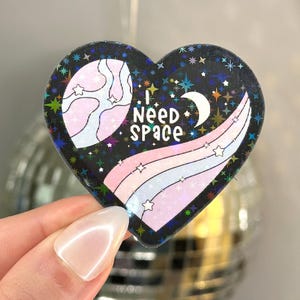 Ik heb ruimtesticker nodig | Holografische stickers | Leuke sticker | Waterflesstickers | Waterdichte stickers | Cadeau voor vriend