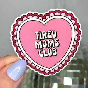 Sticker coeur club des mamans fatiguées de Zazzle.be Liste d'envies Vous avez des idées ? autocollant de maman | Sticker imperméable | Autocollants en vinyle mignons | Cadeau pour les mamans