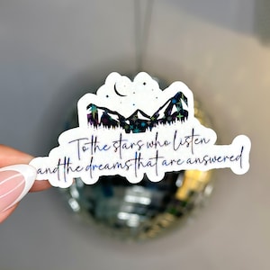 Sticker To The Stars Who Listen | Holografisch | ACOTAR | Boekachtig | Waterdicht | Kindle-sticker