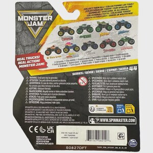 K&ouml;nnte beinhalten: R&uuml;ckseite einer Monster Jam Spielzeug-Truck-Verpackung. Die Verpackung zeigt Bilder von Spielzeug-Trucks, das Monster Jam-Logo und Warnhinweise zu Kleinteilen. Der Text lautet "Real Trucks! Real Action! Monster Jam!"