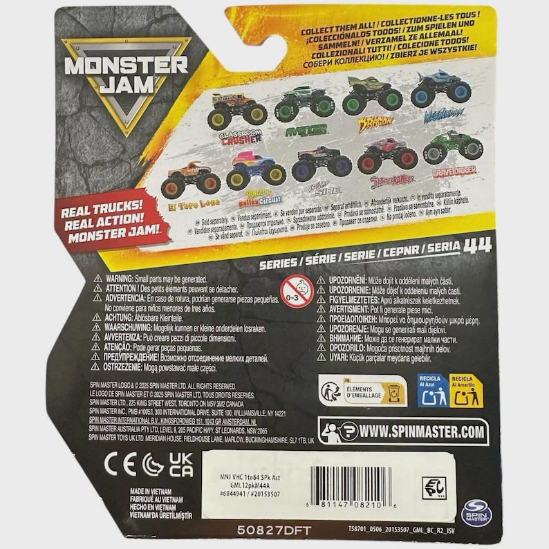 K&ouml;nnte beinhalten: R&uuml;ckseite einer Monster Jam Spielzeug-Truck-Verpackung. Die Verpackung zeigt Bilder von Spielzeug-Trucks, das Monster Jam-Logo und Warnhinweise zu Kleinteilen. Der Text lautet "Real Trucks! Real Action! Monster Jam!"