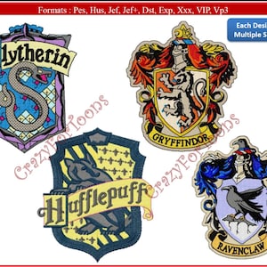 Może przedstawiać: Haftowane naszywki z herbami Slytherinu, Gryffindoru, Hufflepuffu i Ravenclaw. Każdy herb ma inny kształt i kolor, z wyraźnie wyświetloną nazwą domu. Naszywki są dostępne w wielu rozmiarach.