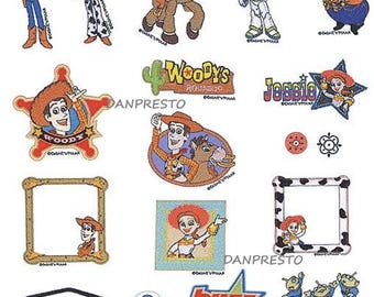 Puede incluir: Una hoja de 20 parches termoadhesivos con personajes de la película Toy Story 2. Los parches incluyen a Woody, Jessie, Buzz Lightyear y Bullseye. Los parches están diseñados para aros de bordado de 4x4.