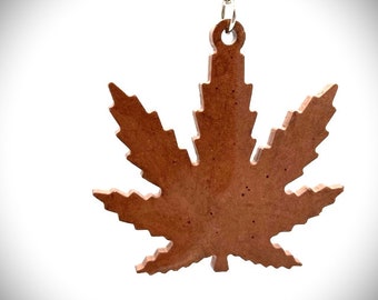 Happy Leaf Keychain in Bronze