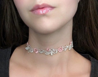Ras de cou en dentelle rose, collier rose de broderie de fleurs, collier floral Cottagecore, bijoux féeriques fantaisistes, collier victorien coquette