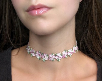 Collier ras de cou en dentelle à fleurs roses, broderie florale, tour de cou coquette rose mauve, collier fantaisie fantaisie, bijoux de fée cottagecore