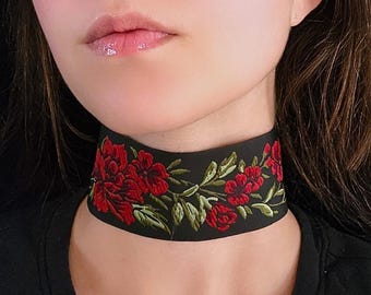 Gargantilla de rosa roja, gargantilla victoriana, joyería gótica, collar Whimsigoth, cinta ancha bordada con flores, collar gótico con flores caprichosas