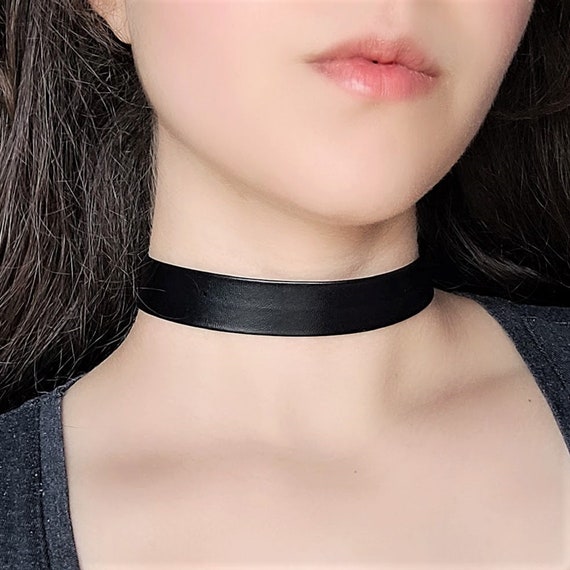 Strap choker necklace discount