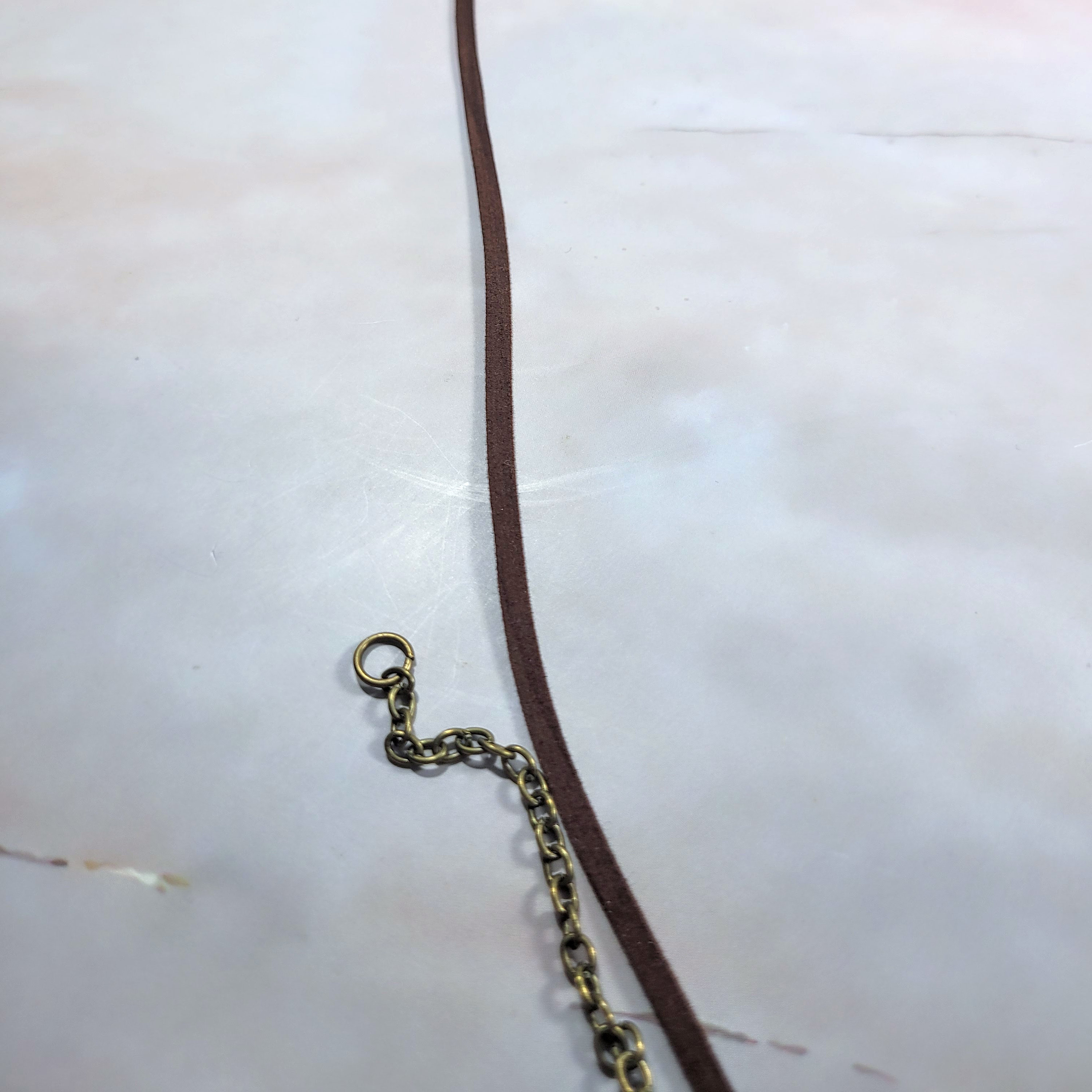 Collana Girocollo Boho A Strati In Pelle Scamosciata Marrone – Regolabile Con Chiusura Aragosta – Gioiello Etnico Per Donne
