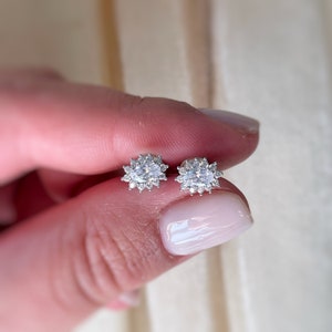 Puces d&#39;oreilles ovales avec halo de diamants : argent sterling art déco