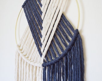 Das Duo // Macramé Wandbehang an Goldring mit Wunschfarbe / Indigo Blau / Moderner Traumfänger