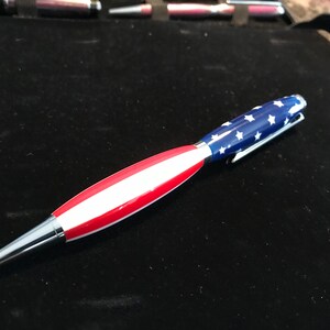 Handgemaakte Acryl Amerikaanse vlag draaide pen. Artistieke Stars and Stripes met glanzende glans en chromen glanzende hardware.