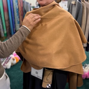 Zuleika Camel Alpaca Ruana Wrap Cape Poncho Sarape suave y versátil