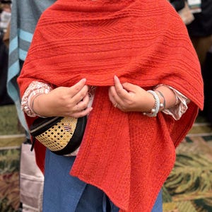 Ruana corta de alpaca Francesca, acogedora, elegante, ligera y hecha a mano en Perú.