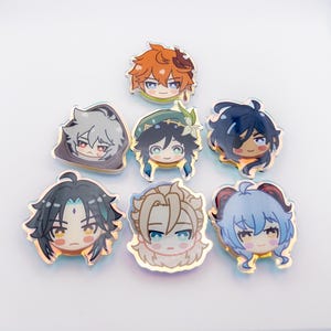 Puede incluir: Conjunto de ocho pines de esmalte iridiscente con personajes de estilo anime con diferentes peinados y expresiones. Los pines son circulares y tienen un acabado holográfico.