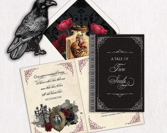 Puede incluir: Un juego de papelería que incluye un recorte de cuervo negro, un sobre con patrón de damasco negro y rosas rojas, y una tarjeta plegada. La tarjeta muestra el texto A Tale of Two Souls, Once upon a midnight dreary y NEVERMORE, con ilustraciones de un candelabro, un relicario en forma de corazón y rosas rojas.