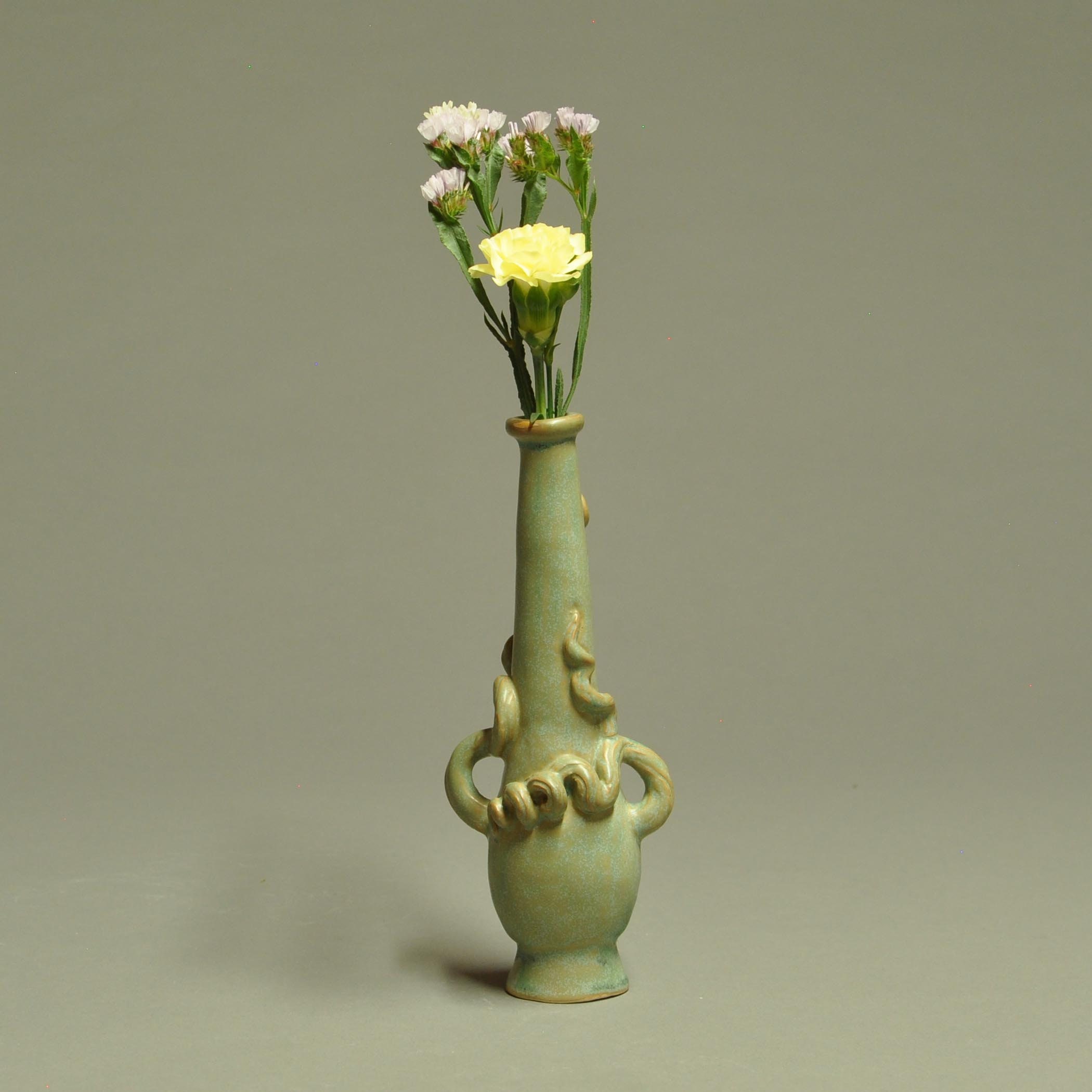 Vase Bud Avec Vignes Modelées - Sage Green Matte Glaze-Arts & Crafts Inspired