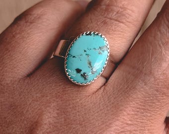 Anel de turquesa com engaste serrilhado simples, feito à mão.