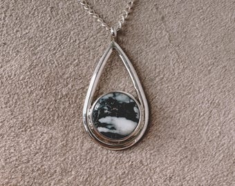 Colar com pingente de turquesa em formato de lágrima, feito por artesãos locais - acompanha corrente.