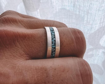 Aliança de casamento com engaste único de turquesa.