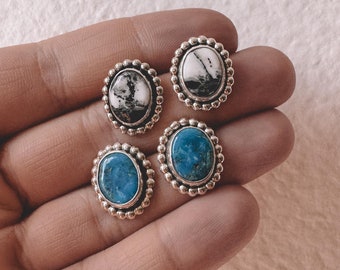 Pendientes de botón de turquesa en plata de búfalo blanco