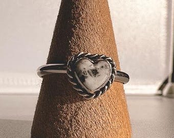 Anel delicado em forma de coração com turquesa e prata esterlina, búfalo branco e concha rosa.