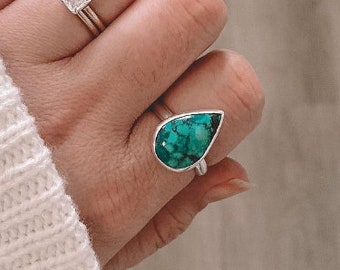Anel simples em formato de gota com turquesa, em prata ou ouro.