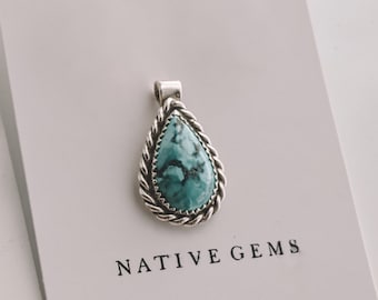 Colar turquesa em formato de lágrima com detalhe de corda na borda.