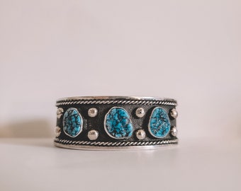 Pulseira grande turquesa com detalhes belíssimos, feita por artesãos.