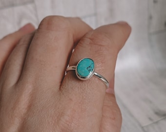 Anel pequeno e simples de turquesa em prata ou ouro