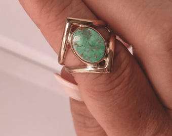 Anillo turquesa de doble punta con detalle y piedra ovalada en oro o plata en turquesa o búfalo blanco