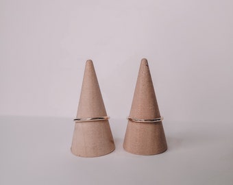 Conjunto de anéis delicados e simples, com opção martelada em ouro ou prata.