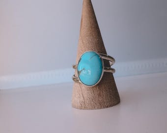 Anel envolvente com turquesa em prata ou ouro, turquesa ou búfalo branco.