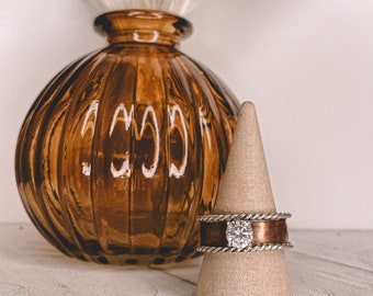 Anel de noivado/casamento em cobre e prata de lei estilo ocidental com zircônia cúbica.