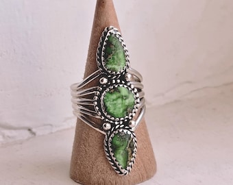 Anel de aro dividido com 3 pedras, feito por artesãos locais