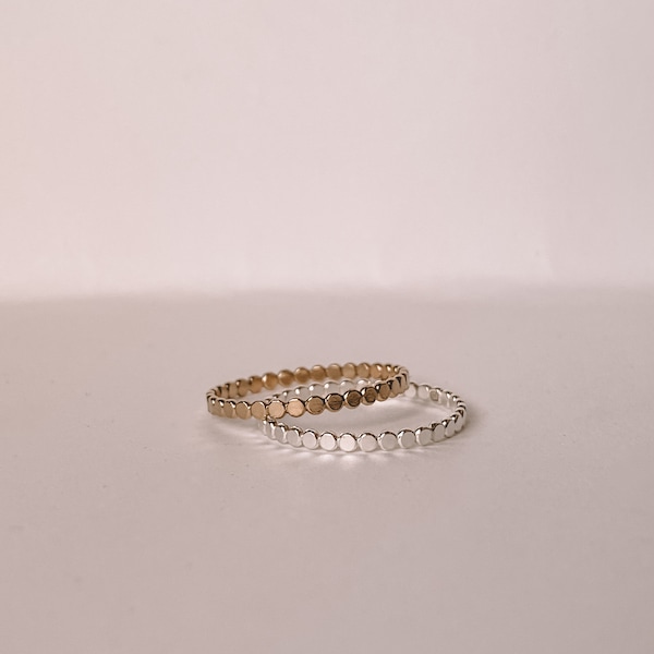Anel delicado e simples com contas planas, em ouro ou prata.
