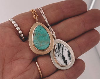 Pingente turquesa com borda plana - acompanha corrente.