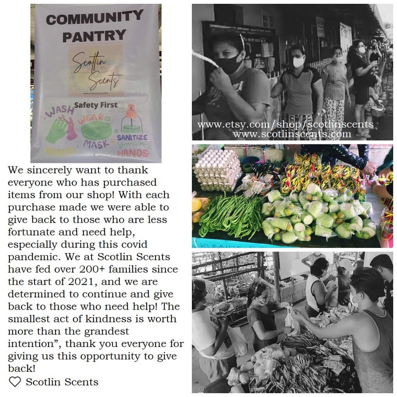 Op de afbeelding: Een zwart-witfoto van een gemeenschappelijke voedselbank met een bord waarop staat "Community Pantry Scotlin Scents Safety First Wash Wear Mask Sanitize Hands". Het bord staat naast een tafel met verse producten, waaronder groene bonen, limoenen en ander fruit en groenten. Op de foto zijn ook mensen op de achtergrond te zien die mondkapjes dragen.