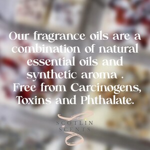 Op de afbeelding: Tekst overlay op een wazige achtergrond luidt: "Onze geuroli&euml;n zijn een combinatie van natuurlijke etherische oli&euml;n en synthetisch aroma. Vrij van kankerverwekkende stoffen, toxines en ftalaten." Onder de tekst staat een logo met de tekst "SCOTLIN SCENTS".