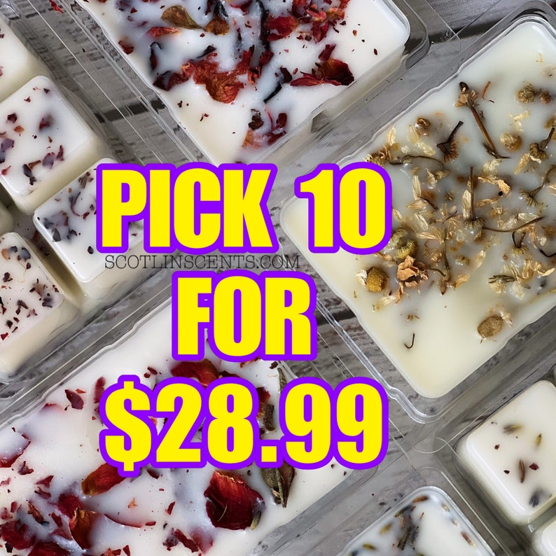 Op de afbeelding: Een close-up van tien wax melts in doorzichtige plastic containers. De wax melts zijn wit en hebben gedroogde bloemen en kruiden erin verwerkt. De tekst "PICK 10 FOR $28.99" is over de afbeelding gelegd. De tekst "SCOTLINSCENTS.COM" is ook zichtbaar.