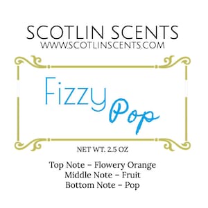 Könnte beinhalten: Ein goldfarbenes Etikett mit dem Text "SCOTLIN SCENTS" und "WWW.SCOTLINSCENTS.COM" oben. Das Etikett zeigt den Text "Fizzy Pop" in Blau und den Text "NET WT. 2.5 OZ" darunter. Das Etikett enthält auch den Text "Top Note - Flowery Orange", "Middle Note - Fruit" und "Bottom Note - Pop".
