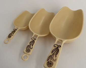 1950s Measuring Scoops Cups Hangable Beige and Brown Flower Print Mid Century Modern Plastic
