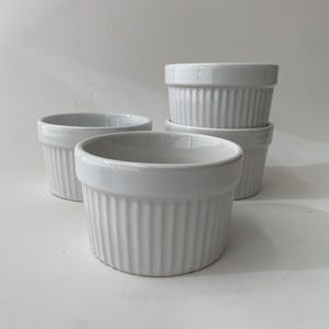 Set van vier vintage Franse geribbelde mini-soufflévormpjes wit