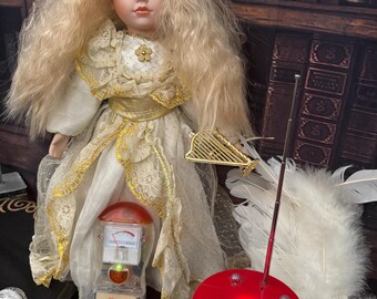 Geest verbonden met "Etta", 22 jaar oud. Positieve paranormale ervaringen. Opbeurende energie. Heks in eigen bezit. Helpt op vele manieren. Boodschappen in dromen.
