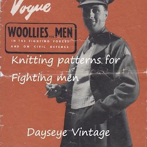Könnte beinhalten: Ein Vintage-Buchcover mit rotem Hintergrund und einem Schwarzweißbild eines Mannes in Militäruniform. Der Titel lautet "Vogue Woolies for Men in the Fighting Forces and on Civil Defence" und der Untertitel lautet "Knitting patterns for Fighting men". Das Buchcover enthält außerdem den Text "17 Designs for 6d" und "Dayseye Vintage".