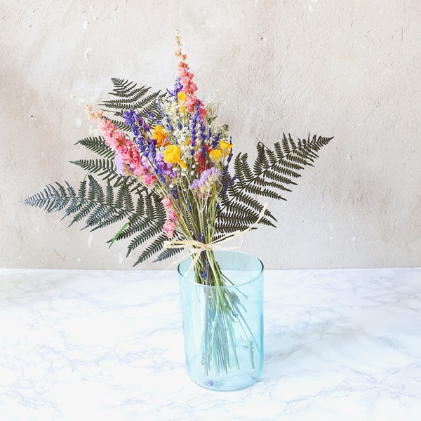 Handgefertigter Trockenblumenstrauß mit Farn & Delphinium - Natürliche Wohnkultur - Rustikale Hochzeitsdeko - Langlebige Blumenarrangement