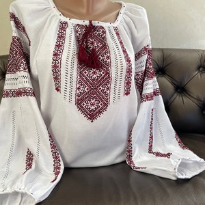 Blusa étnica ucraniana tradicional de mujer Vyshyvanka en tonos rojos